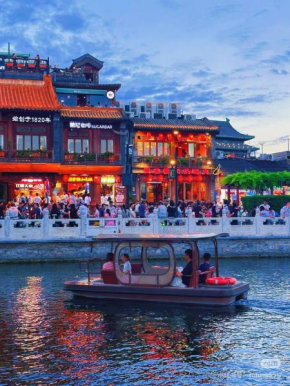Happy Dragon Imperial Garden Courtyard --Newly renovated French Window with garden view, Close to Lama Temple Forbidden City&Subway Nearby &free coffee & Free laundry&English speaking with tour servic